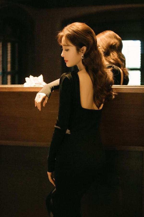 秦嵐努力拼收視，穿緊身裙出席《突圍》釋出會，這身材真不像阿姨