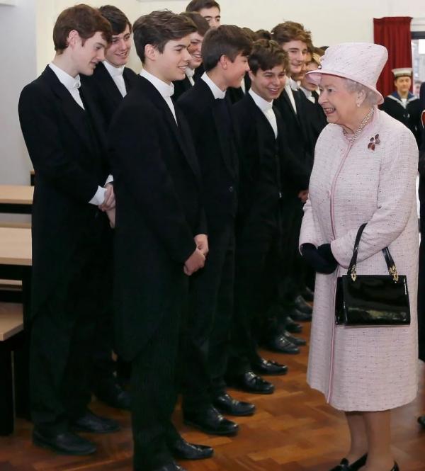 英國王室出了個英俊小哥，女王看好他，有望頂了哈里的缺