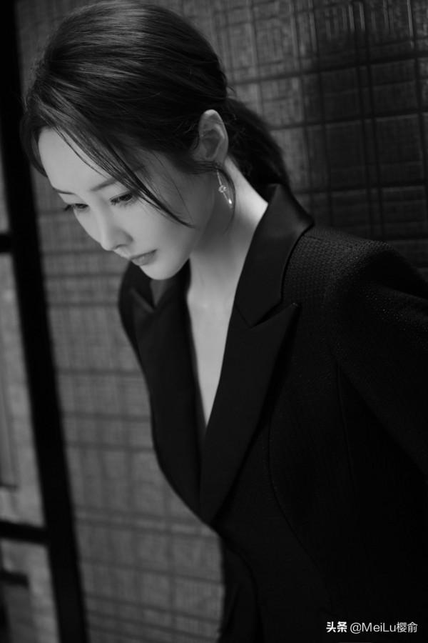 李純氣場不俗，成熟優雅的氣質感，盡顯嫵媚動人