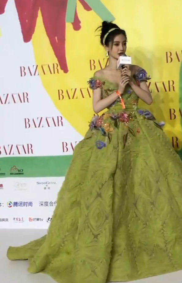 眾星亮相芭莎慈善夜,楊冪陳偉霆師徒可愛互動,蔡少芬夫婦甜撒糖 眾星亮相芭莎慈善夜,楊冪陳偉霆師徒可愛互動,蔡少芬夫婦甜撒糖