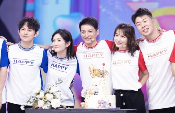 湖南跨年晚會破防了!楊冪拋吻,楊紫秀肩,都不敵吳昕的一個擁抱 湖南跨年晚會破防了!楊冪拋吻,楊紫秀肩,都不敵吳昕的一個擁抱