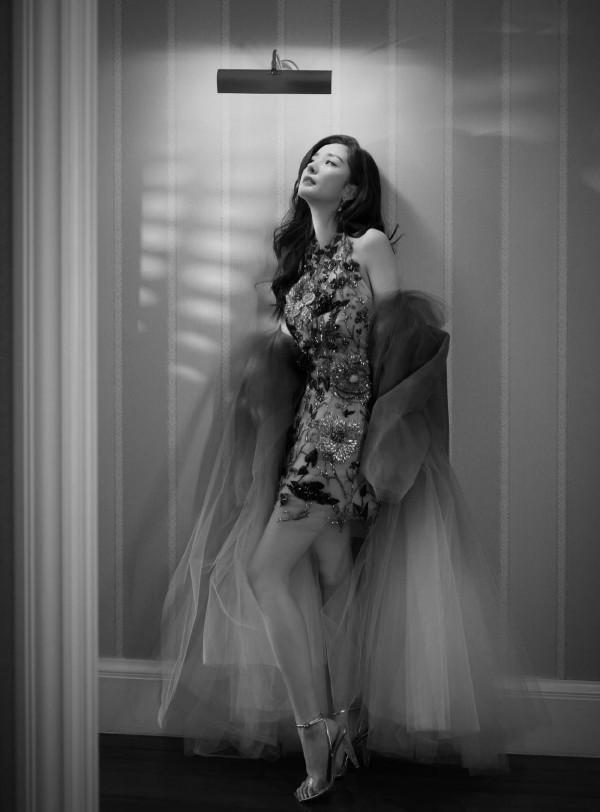 楊冪今晚造型封神！穿刺繡短裙亮相百花迎春晚會，珠光寶氣好華麗