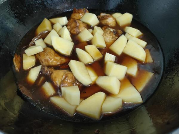 生長在泰山腳下的一種野生菌，當地人用來燉雞吃，出鍋太香了