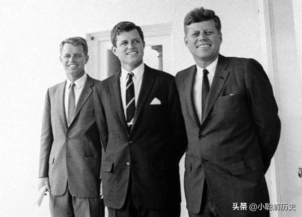 美國前總統肯尼迪被暗殺後，他的貌美妻子遭到了怎樣的對待？