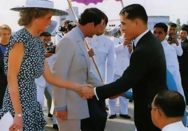 1988年戴安娜訪問泰國,泰王嫌棄肥胖妻子不讓入鏡,頌妃記恨至今 1988年戴安娜訪問泰國,泰王嫌棄肥胖妻子不讓入鏡,頌妃記恨至今