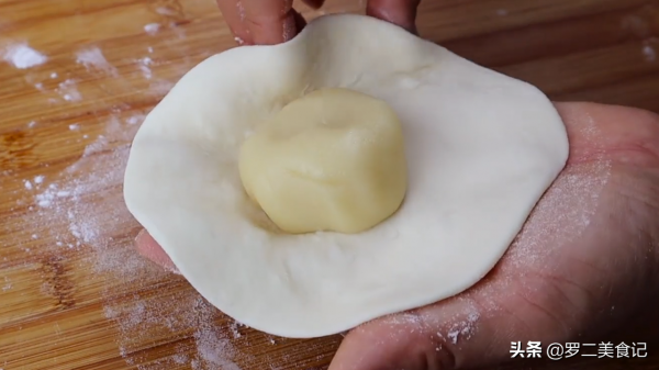 10塊錢一斤的酥餅教你在家做，層層酥脆，一咬就掉渣，比買的好吃