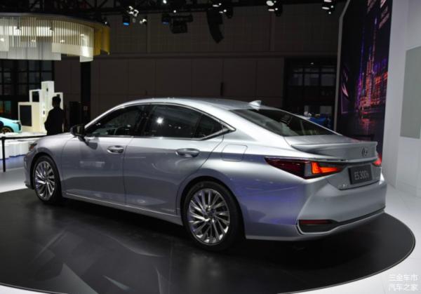 想要拉風還不簡單,2021款雷克薩斯ES實車,身形低趴更具運動氣息 想要拉風還不簡單,2021款雷克薩斯ES實車,身形低趴更具運動氣息