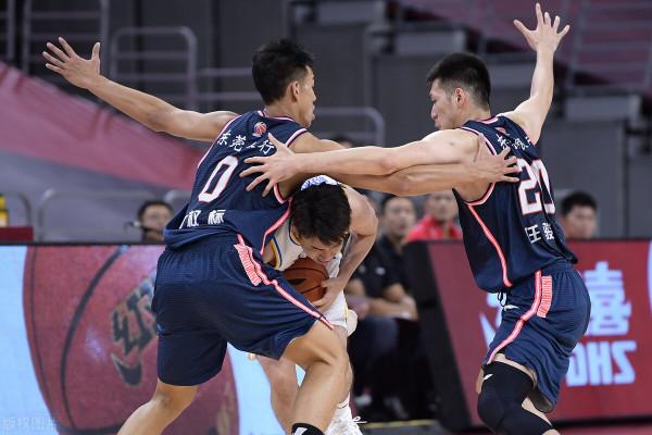 杜鋒長期採用全場緊逼和區域包夾危害大，央視點評這是在搏命