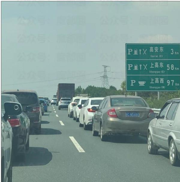 國慶節出門旅遊第一天，全國高速公路堵車一個小時只走了100米