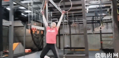 67歲奶奶一口氣拉10個引體向上,這實力可能猛男看了都佩服 67歲奶奶一口氣拉10個引體向上,這實力可能猛男看了都佩服