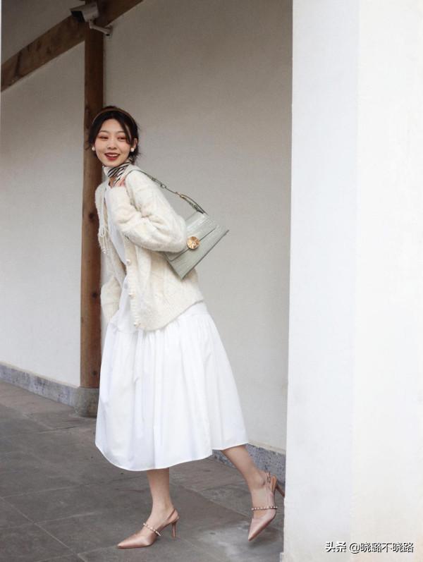扔掉你的小白鞋吧，現在流行穿&OpenCurlyDoubleQuote;裸跟鞋&rdquo;，搭裙子褲子都時髦好看