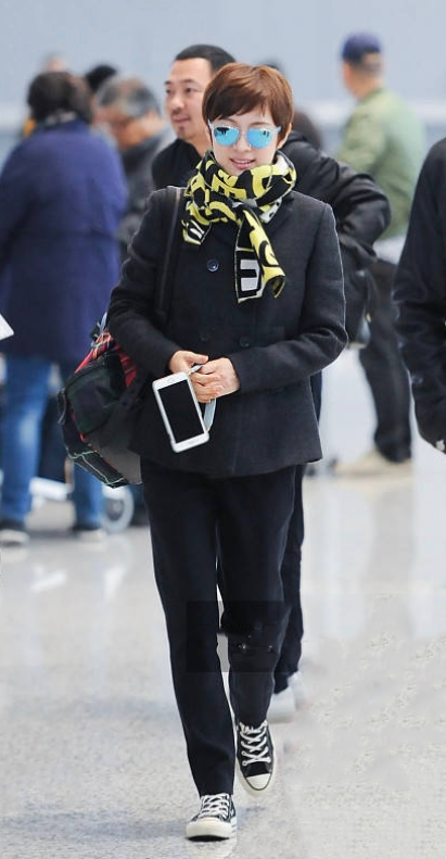 孫儷夫婦打扮太接地氣,穿一身黑走機場,看似低調樸素卻很時尚 孫儷夫婦打扮太接地氣,穿一身黑走機場,看似低調樸素卻很時尚