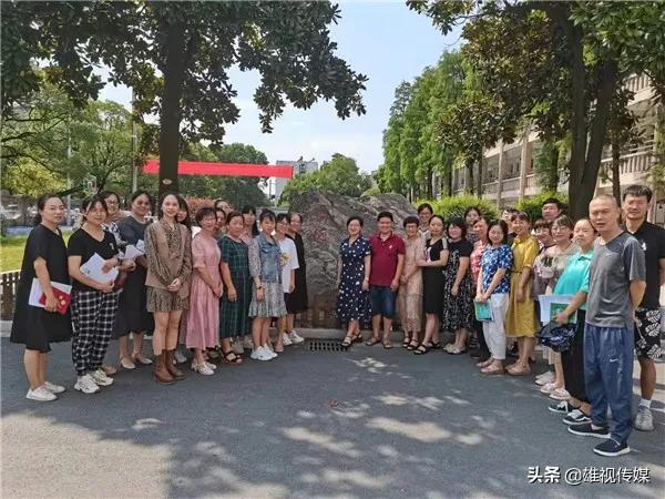 徒弟拜師學藝 師傅傾囊相授——巨化中學舉行師徒結對儀式 徒弟拜師學藝 師傅傾囊相授——巨化中學舉行師徒結對儀式