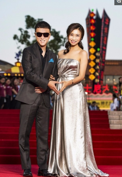 孫紅雷攜妻子罕見同臺亮相,亮瞎雙眼,原來她的妻子這麼漂亮 孫紅雷攜妻子罕見同臺亮相,亮瞎雙眼,原來她的妻子這麼漂亮