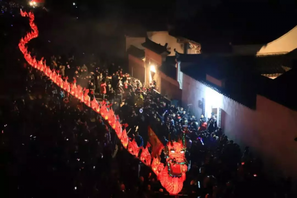 在浙江的燈影裡，搖醒一個春天