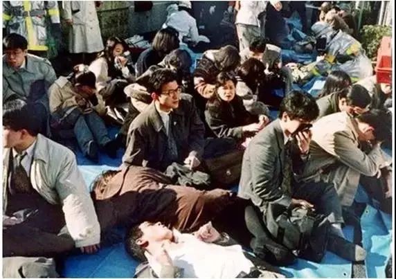 地鐵裡的殺人毒氣:邪教究竟是怎樣形成的? 地鐵裡的殺人毒氣:邪教究竟是怎樣形成的?