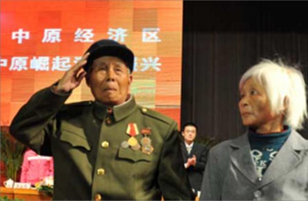 2011年省委書記下鄉慰問，偶然發現一副畫，揭開老農隱藏50年身份