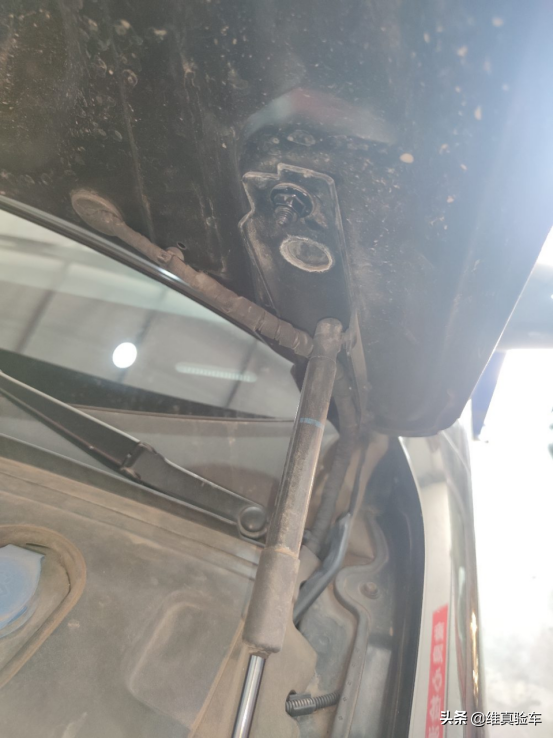 奧迪A6L四年貶值18萬，檢測師看了眼車頭就知道這輛車不簡單