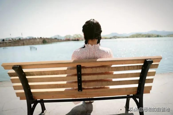 七年前，我在農村診所，遇見掛鹽水的初中同學，她帶著兩個孩子