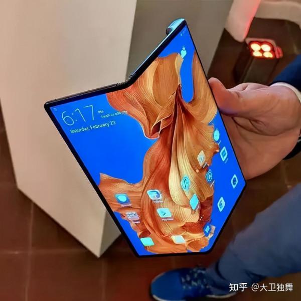 如何看待華為將釋出新款摺疊屏手機？P50 Pocket 傳遞了哪些資訊？