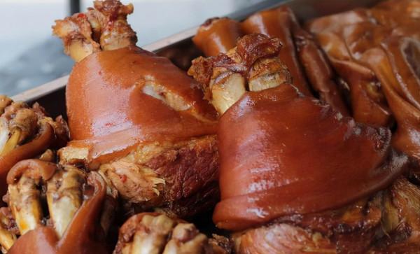 山東大哥辦村宴,一天炸肉兩噸半,全年無休,每桌只掙二三十 山東大哥辦村宴,一天炸肉兩噸半,全年無休,每桌只掙二三十