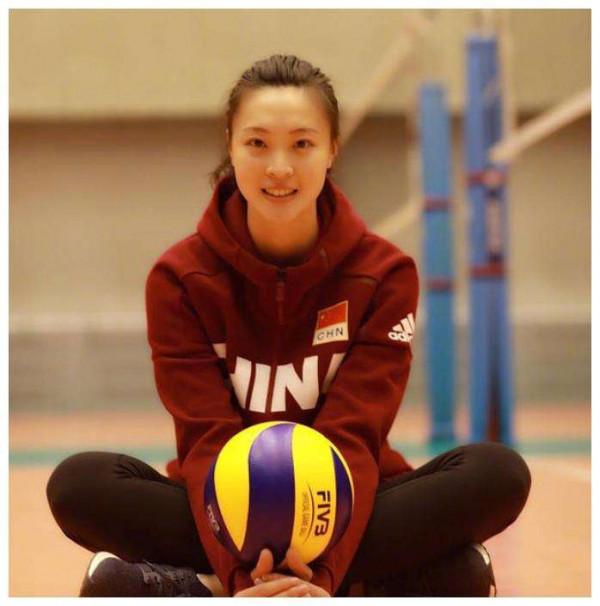 中國女排魏秋月：亞洲最美二傳，嫁郎平助教，與丈夫15歲就相識