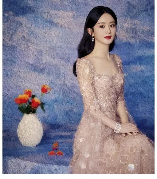 趙麗穎亮相大灣區中秋晚會，裸粉色長裙仙氣十足，妥妥的東方美人