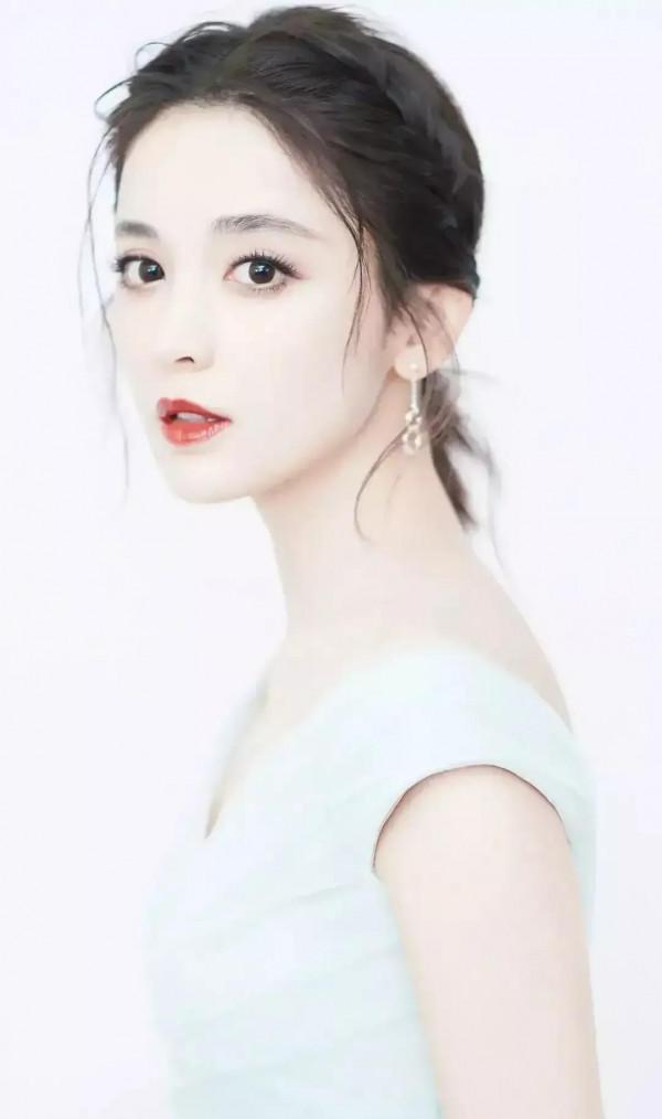 嫵媚動人的娜扎