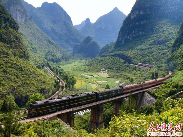 醉人秋色裡穿過秋天的火車，行駛在世界屋脊上，特殊地形的鐵路線