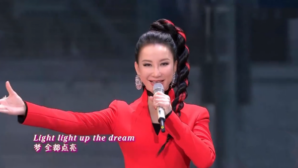 春晚女星戰袍大PK：李宇春時尚，趙麗穎最美，張小斐的大衣上熱搜