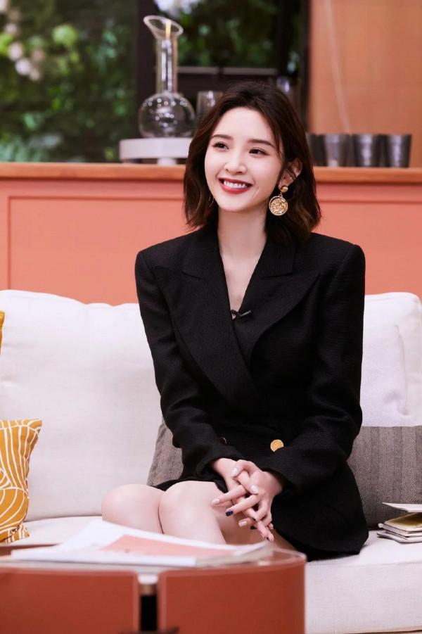 唐藝昕四宮格隨拍，好喜歡唐藝昕的西裝裙，隨手拍也超級美膩！ ​ ​​​