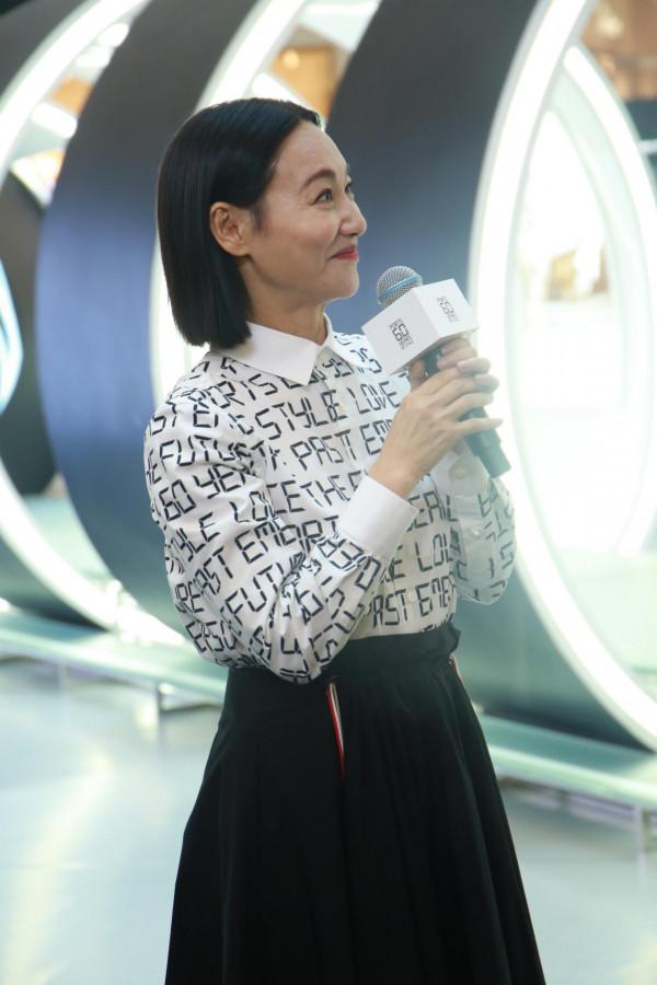 61歲惠英紅身穿白色字母襯衫搭配黑色半身裙狀態真好