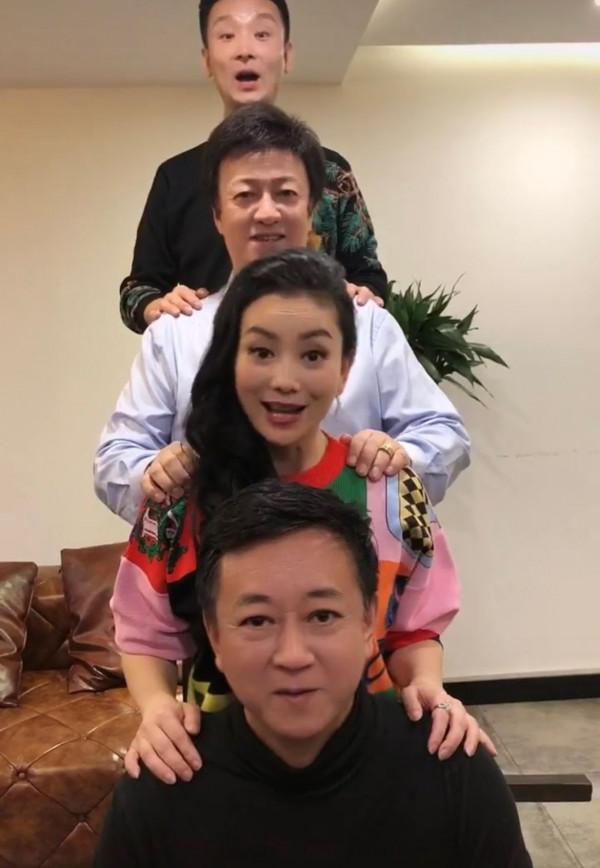 57歲朱軍和老友參加會議!頭髮泛白打扮樸素,談工作作風要端正 57歲朱軍和老友參加會議!頭髮泛白打扮樸素,談工作作風要端正