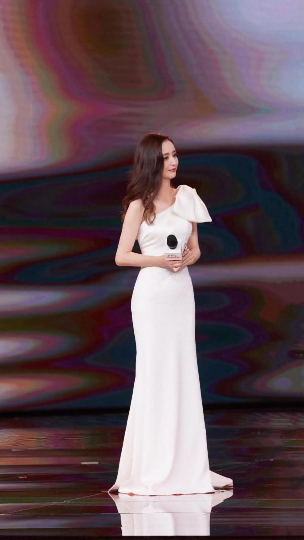 佟麗婭最新白色露肩長禮服 佟麗婭最新白色露肩長禮服