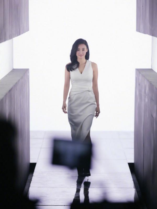 165cm張柏芝和170cm王鷗,同穿白色V領連衣裙,不是腿長就能贏 165cm張柏芝和170cm王鷗,同穿白色V領連衣裙,不是腿長就能贏