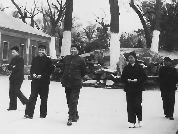 1959年,毛主席參加大女兒李敏婚禮,一向不勝酒力的他連乾數杯 1959年,毛主席參加大女兒李敏婚禮,一向不勝酒力的他連乾數杯