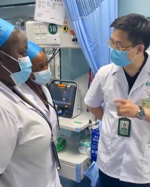 非洲留學生在武漢實習不會中文,醫生用英文講解:是不是不該慣著 非洲留學生在武漢實習不會中文,醫生用英文講解:是不是不該慣著