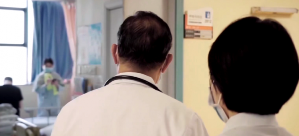 把唐國強和張國立安排在一起，導演用心了，殷秀梅把晚會推向高潮