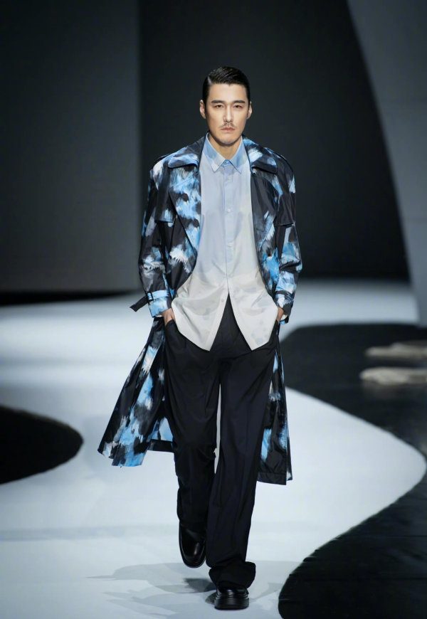 50歲胡兵走秀狀態佳,喜歡孩子卻始終未婚,公開表示遺憾錯過瞿穎 50歲胡兵走秀狀態佳,喜歡孩子卻始終未婚,公開表示遺憾錯過瞿穎