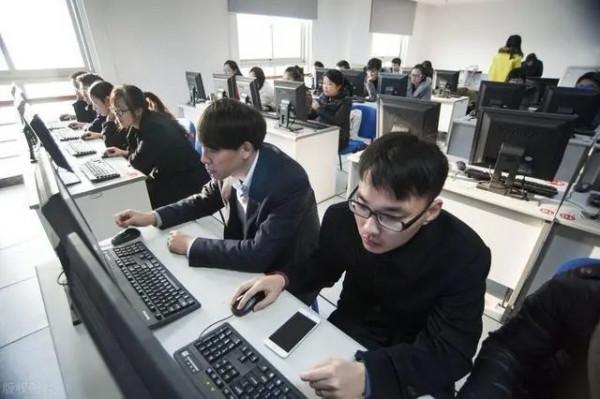 姚志剛:辭去銀行行長自主創業,虧損230萬後卻因送外賣走紅 姚志剛:辭去銀行行長自主創業,虧損230萬後卻因送外賣走紅