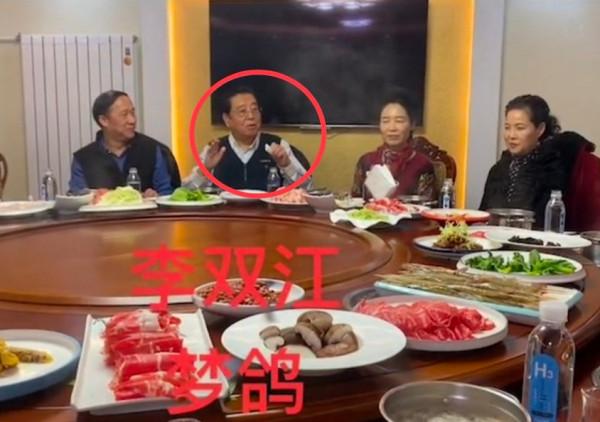 82歲李雙江飯桌上開嗓!妻子夢鴿一旁鼓掌,唱功卻遭網友吐糟 82歲李雙江飯桌上開嗓!妻子夢鴿一旁鼓掌,唱功卻遭網友吐糟