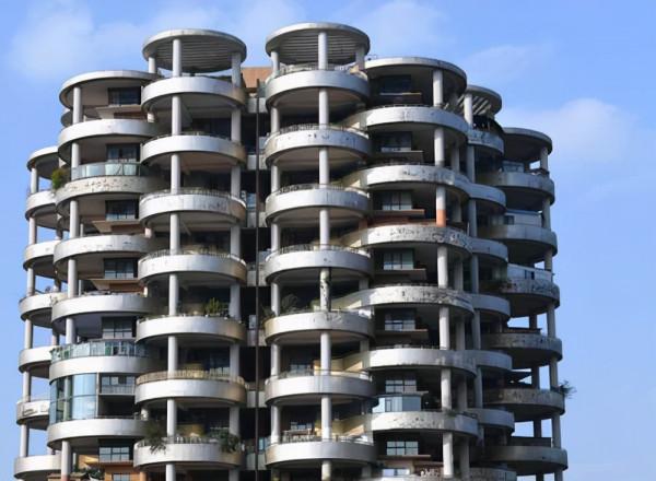 貴州一奇葩居民樓，造型超前似“烤麵筋”，小區環境優美成打卡地