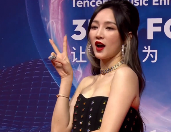 又見紅毯魔鬼打光！明星一臉坑窪，粉底又厚又白好像戴了面具