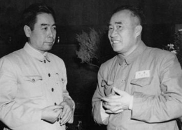 周總理病逝後,朱德含淚以軍禮相送,因太悲痛而無法參加追悼會 周總理病逝後,朱德含淚以軍禮相送,因太悲痛而無法參加追悼會