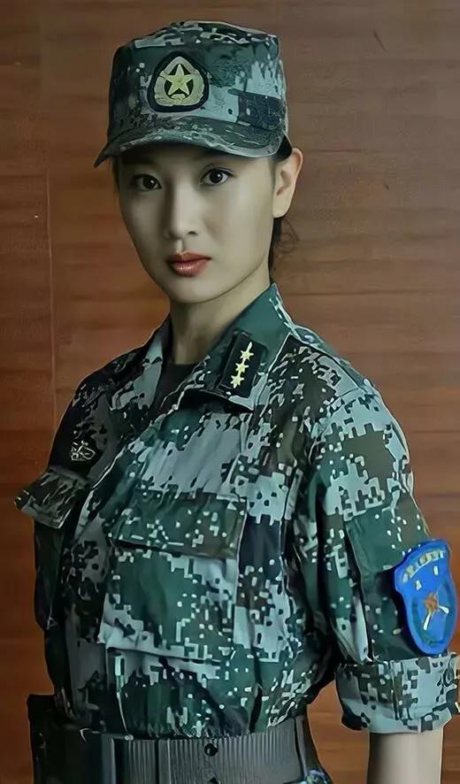 軍旅劇女神侯夢莎，英姿颯爽，威武霸氣