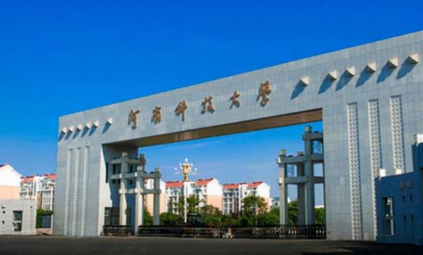 河南一女子模仿武則天，泡麵當王冠，麻袋做龍袍，23家公司求籤約