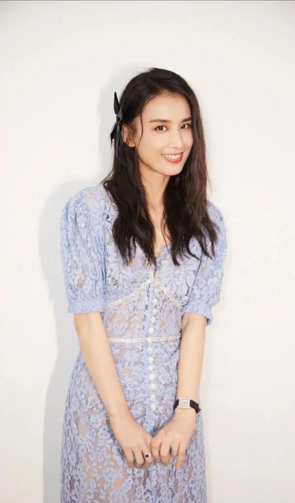 億萬富太黃聖依,面板白皙,知性優雅 億萬富太黃聖依,面板白皙,知性優雅