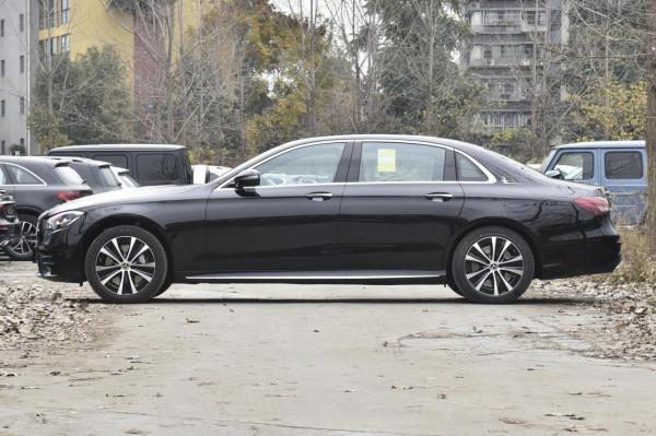 賓士E級PHEV，插電式混合動力，搭載2.0T+9AT，造型年輕時尚