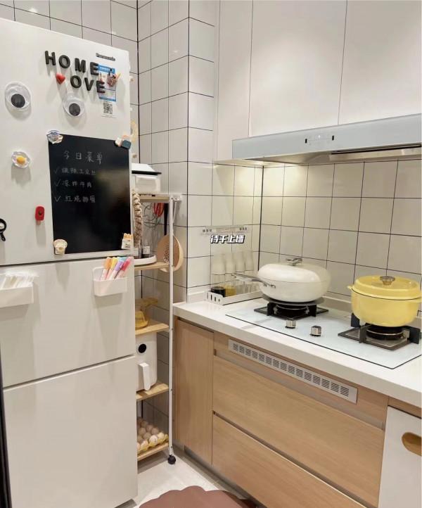 她家72平米，全屋不弔頂，不做背景牆，簡約耐看又顯大，人見人誇