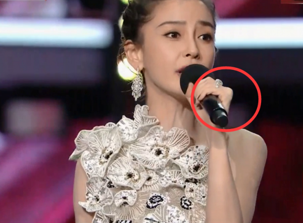 《沸騰之夜》開場：倪萍的蘋果肌搶鏡，楊穎氣場穩，王源變成熟了